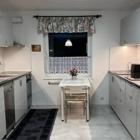 Comfortable With A Private Garden بيت للعطل *