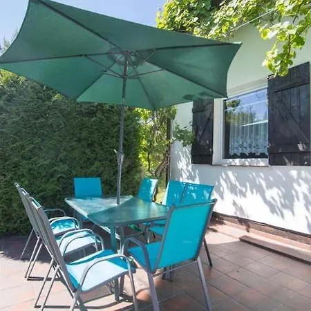 Comfortable With A Private Garden بيت للعطل *