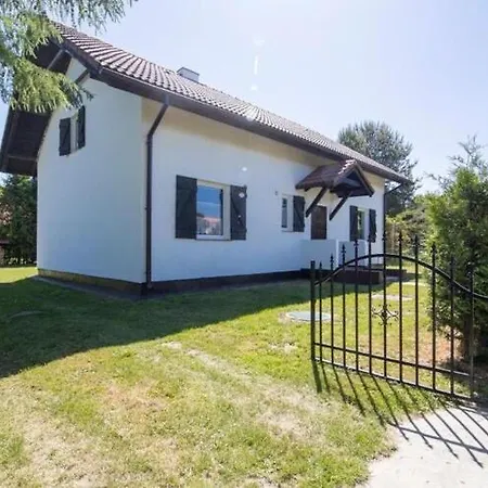 بيت للعطل Comfortable With A Private Garden *